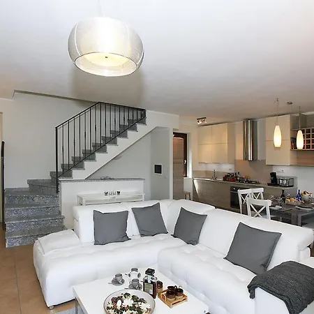 Sleeps 6 Pool Plesio